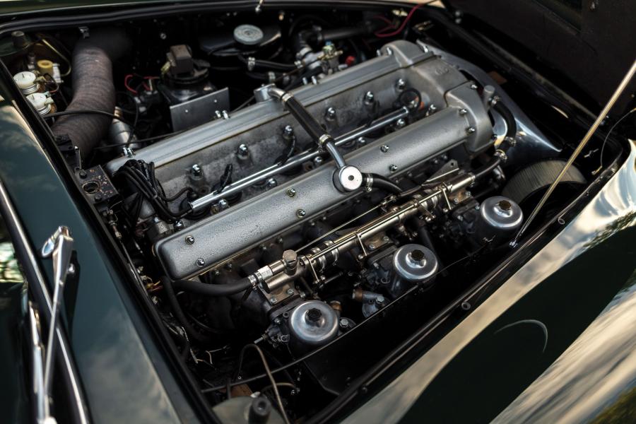 Моторный отсек Aston Martin DB6 1965 года  (фото 12 из 27)